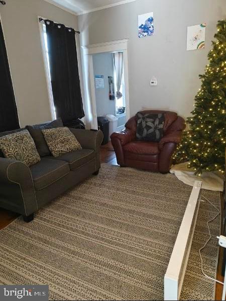 601 King St, Pottstown, PA 19464 - living area with crown molding