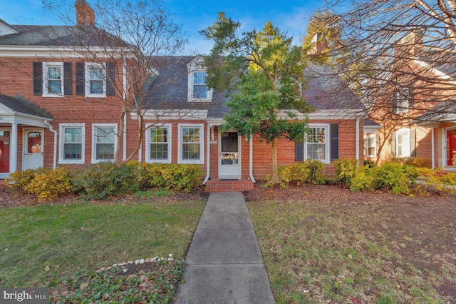 view of front of house featuring a front lawn