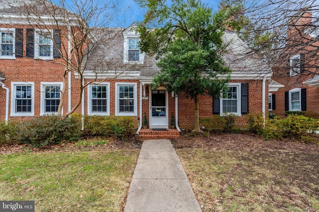 view of front facade with a front yard