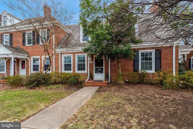 view of front of house featuring a front lawn