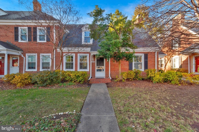 view of front of property featuring a front yard