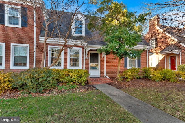 view of front of house with a front lawn