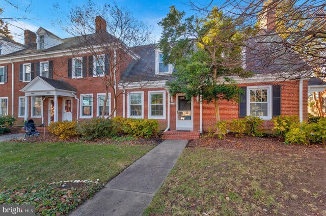 view of front of property with a front lawn