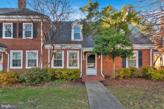 view of front of house with a front lawn