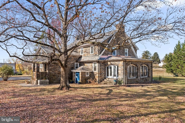 view of front of house with a front yard