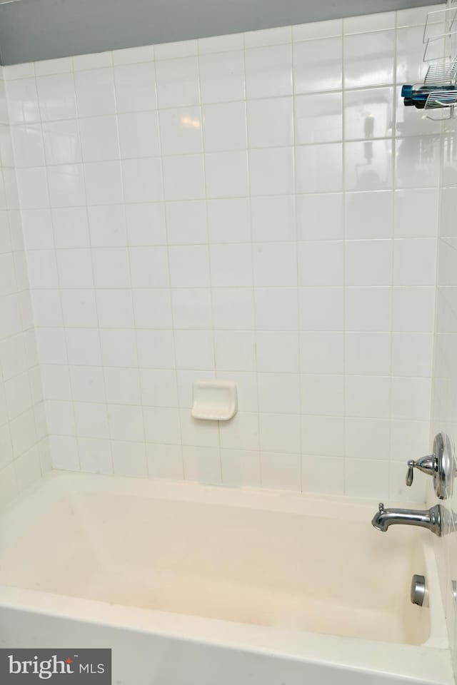 bathroom featuring tiled shower / bath