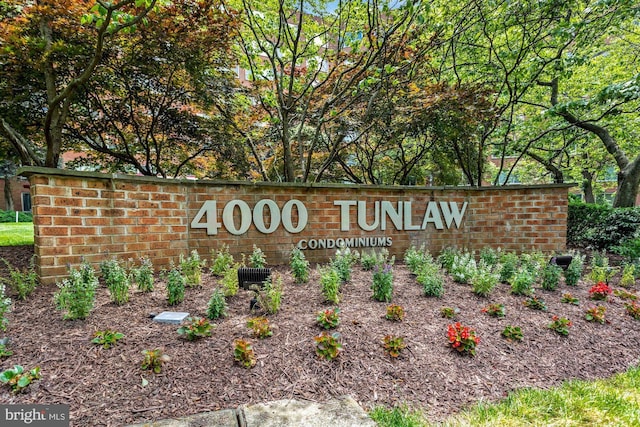 view of community / neighborhood sign