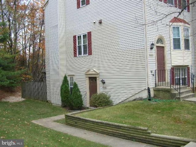 view of front of house featuring a front yard