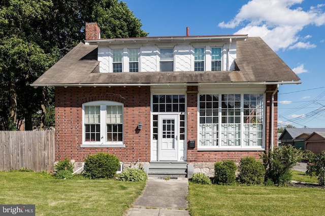 view of front of home featuring a front lawn