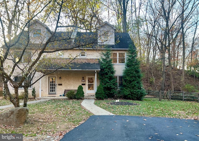 view of front facade with a front yard