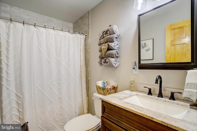 bathroom with a shower with curtain, vanity, and toilet
