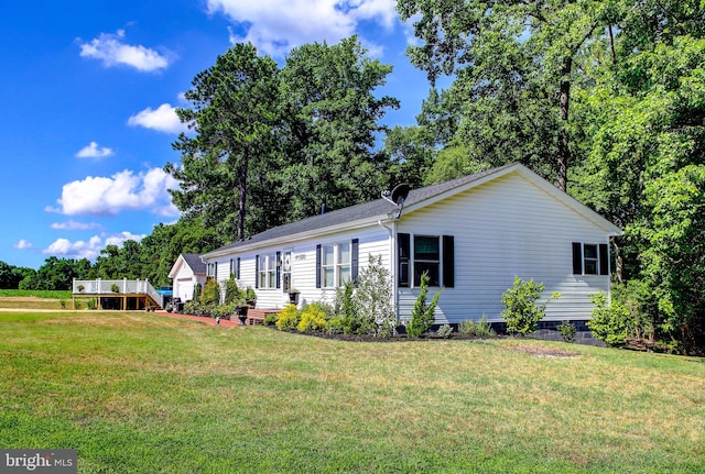 single story home with a front yard