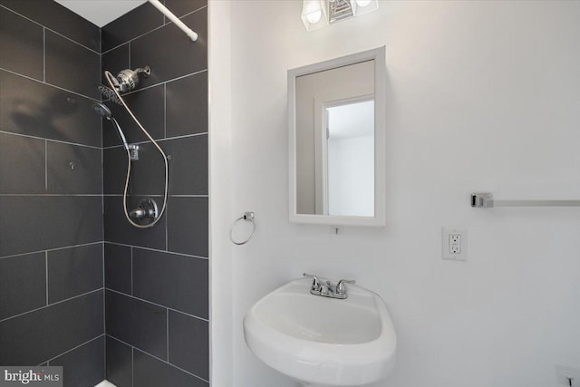 bathroom featuring sink and tiled shower