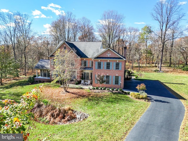 view of front of home featuring a front lawn