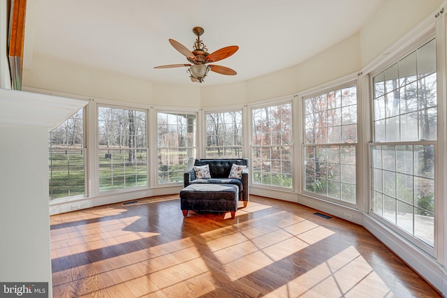 sunroom with ceiling fan