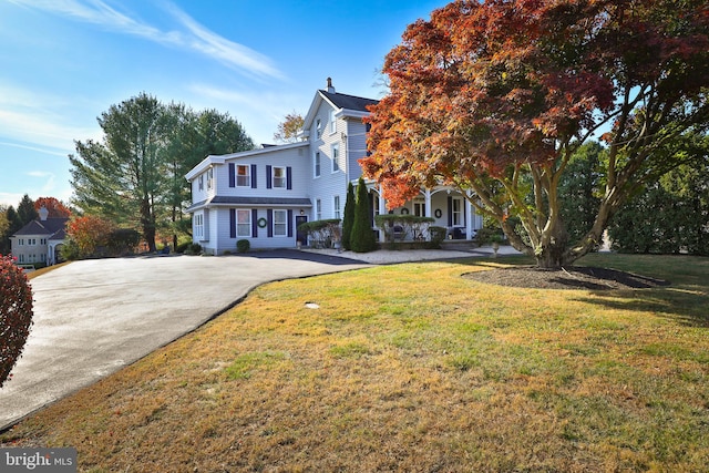 view of front facade featuring a front yard