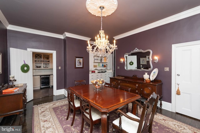 dining area with ornamental molding, beverage cooler, dark wood-type flooring, and a notable chandelier