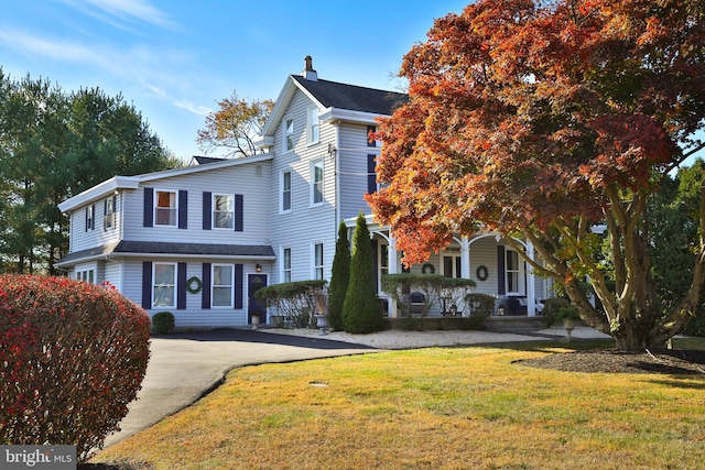 view of front facade featuring a front lawn