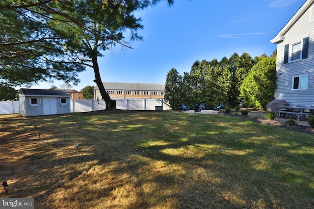 view of yard featuring a shed