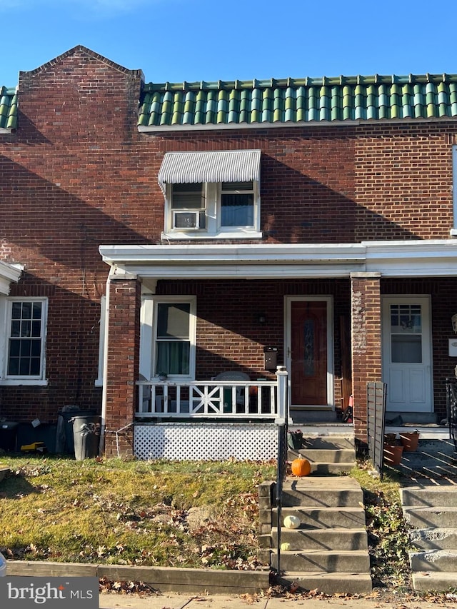 view of front of house featuring covered porch