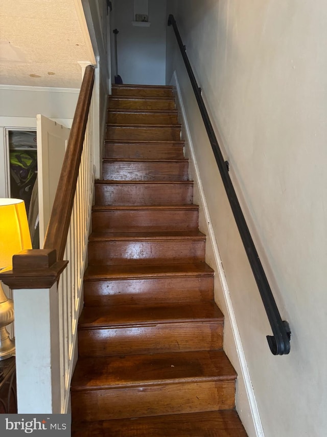 533 Hamilton St, Lancaster, PA 17602 - stairs with ornamental molding