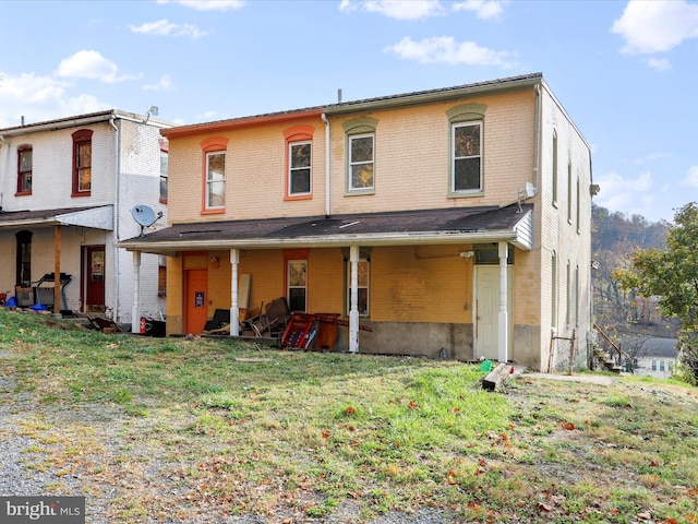 back of house featuring a lawn