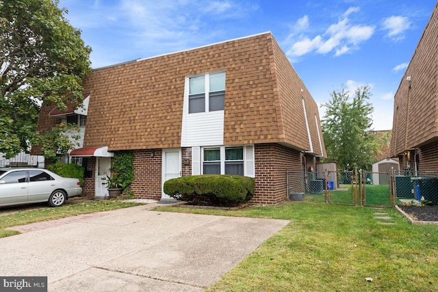 view of front of property with a front yard