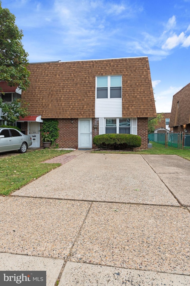 view of front of house featuring a front lawn