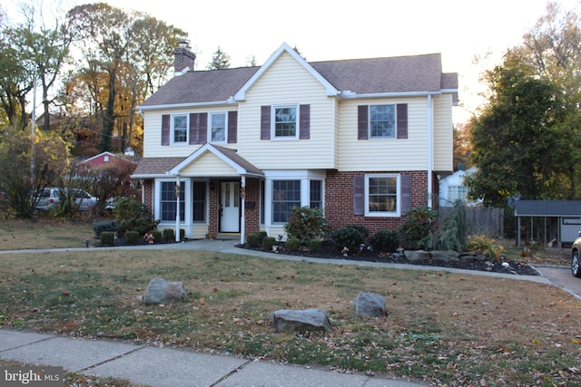 view of front of house featuring a front lawn