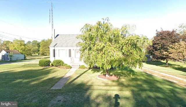 view of front of home featuring a front lawn