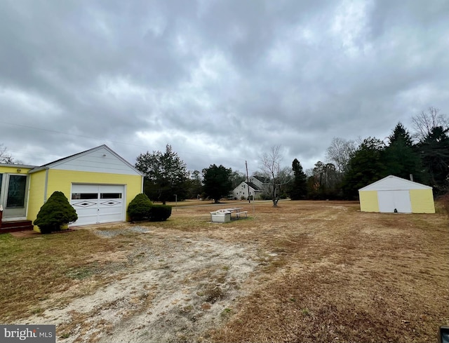 view of yard featuring an outbuilding