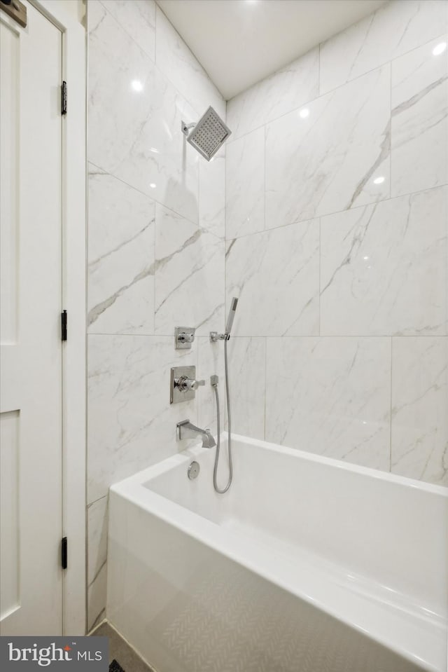 bathroom with tiled shower / bath combo