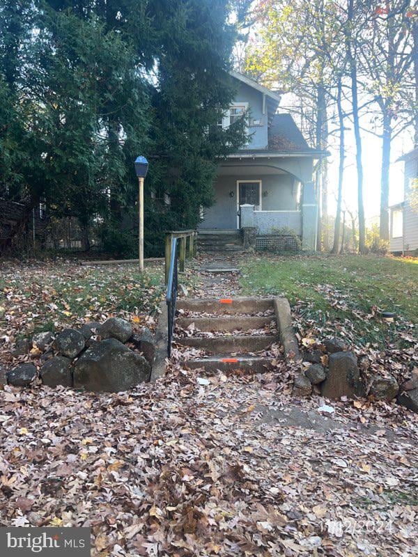 view of yard featuring covered porch