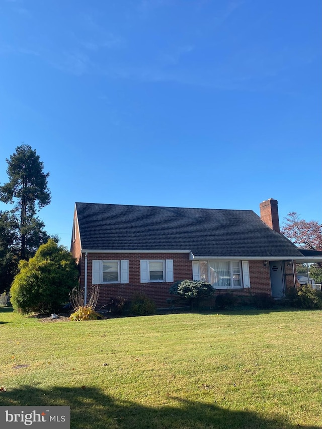 view of front of property featuring a front lawn