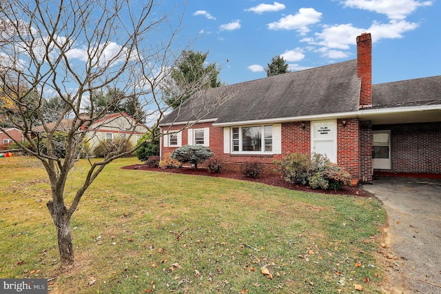 view of front of house featuring a carport and a front lawn