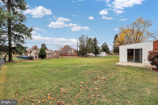 view of yard featuring a storage shed