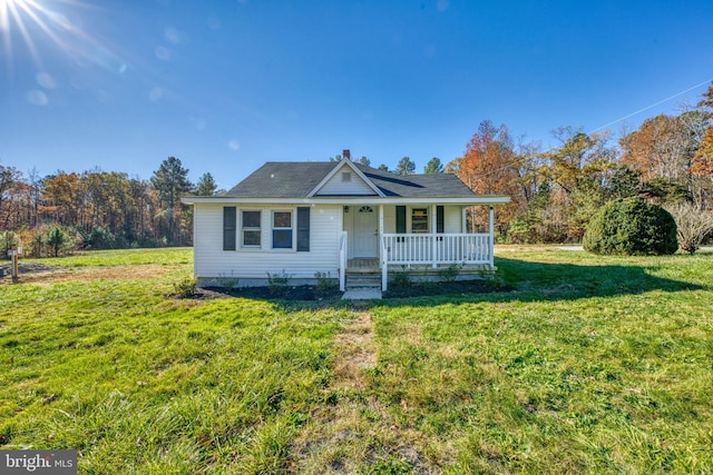 view of front of house featuring a porch and a front lawn