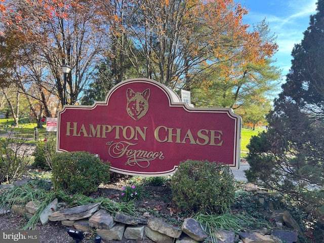 view of community / neighborhood sign