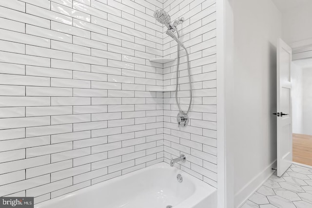 bathroom with tiled shower / bath