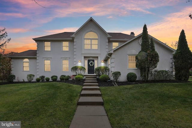 view of front of property featuring a lawn