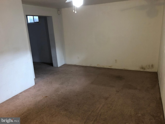 carpeted spare room featuring ceiling fan