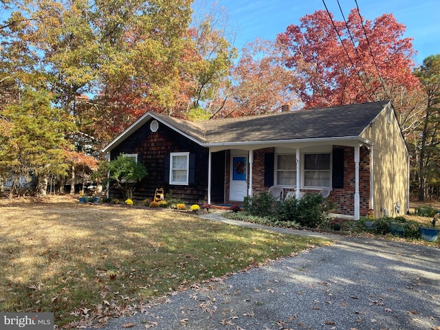 view of front facade featuring a porch and a front lawn