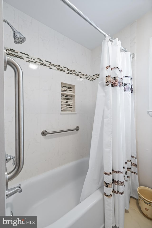 full bath with shower / tub combo with curtain