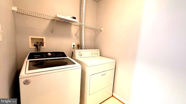 washroom featuring washing machine and clothes dryer