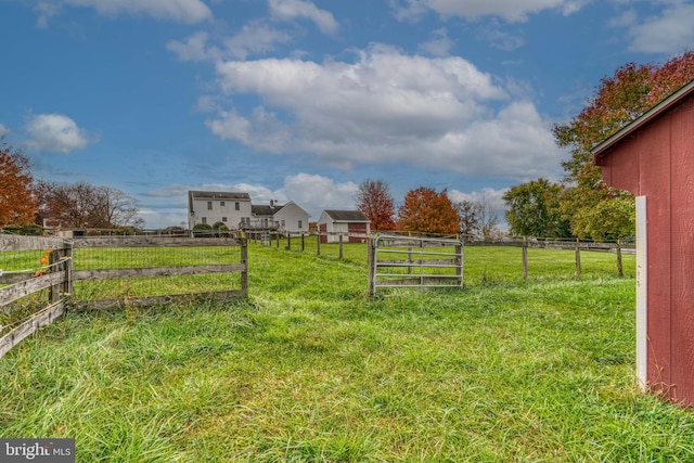 view of yard featuring a rural view