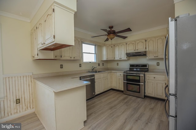 kitchen featuring sink, ceiling fan, ornamental molding, light hardwood / wood-style floors, and stainless steel appliances