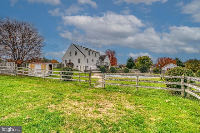 view of yard featuring a rural view