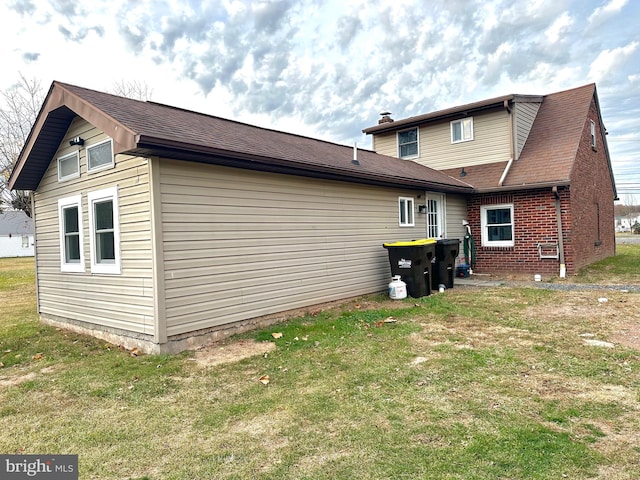 back of house featuring a lawn