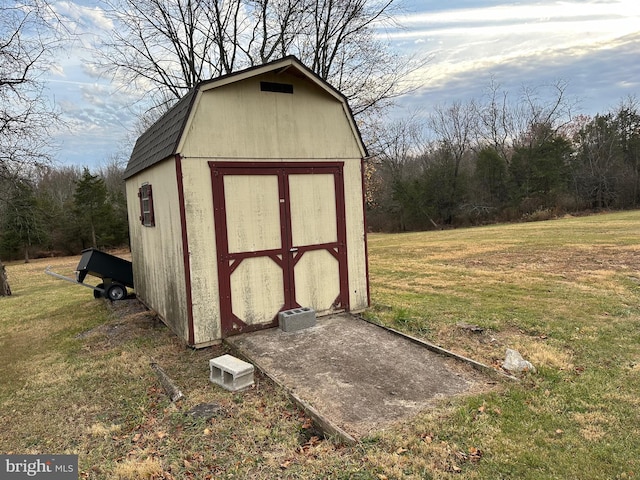 view of outdoor structure featuring a yard