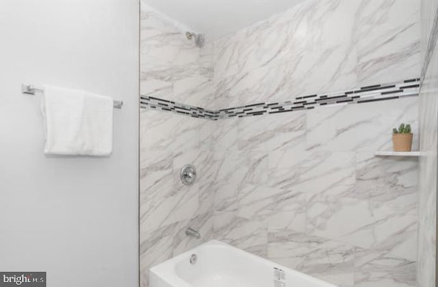 bathroom with tiled shower / bath combo